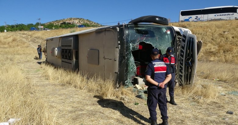 Bodrum’dan Van’a giden yolcu otobüsü şarampole yuvarlandı