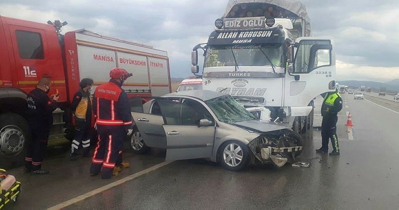 Manisa’da otomobille kamyon çarpıştı: 3 ölü, 1 yaralı