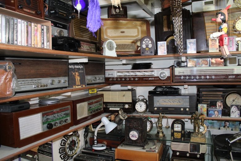 Antika radyo ve pikaplara ustalığıyla yeniden ‘ses’ veriyor