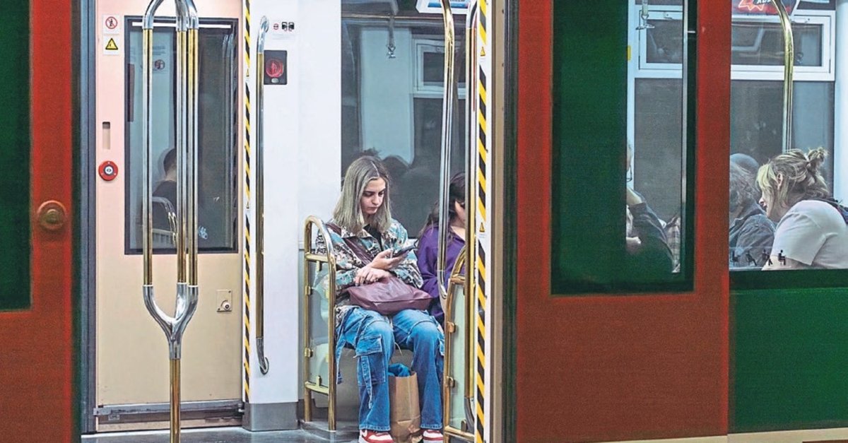 İzmir metrosu’nda kesintisiz iletişim başladı