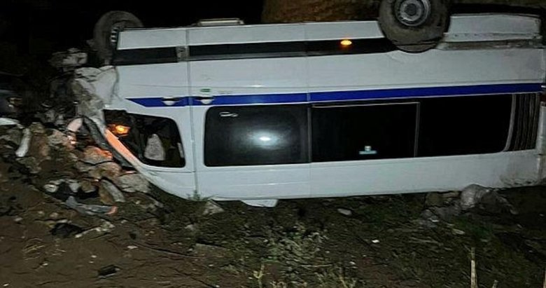 Manisa’da işçi servisi şarampole devrildi