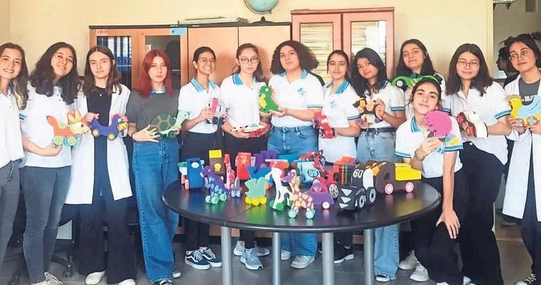 Aydınlı öğrencilerden Kenyalı miniklere oyuncak