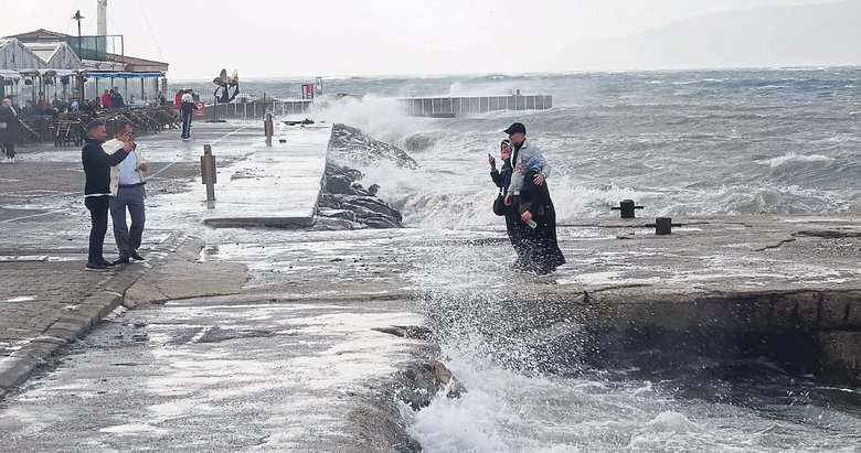 Fırtına ve sağanak hayatı felç etti