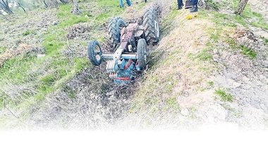 Devrilen traktörünün altında hayatını kaybetti