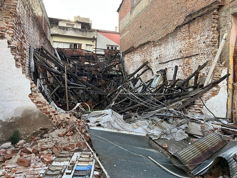 Manisa’da sağanak yağış metruk binayı devirdi