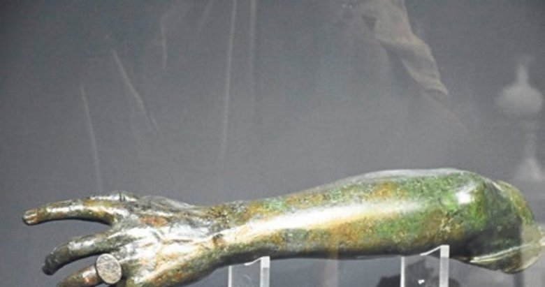 Yüzüklü bronz kol yıllar sonra sergide