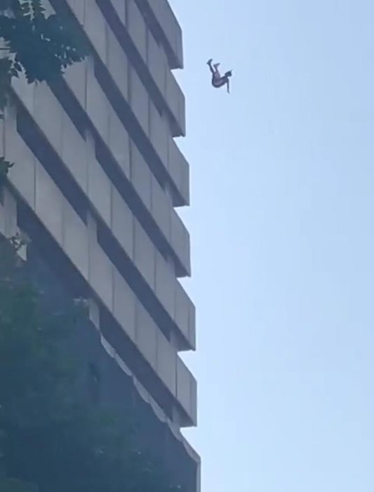 Onlarca metre yükseklikten atladı! Şans eseri kurtuldu