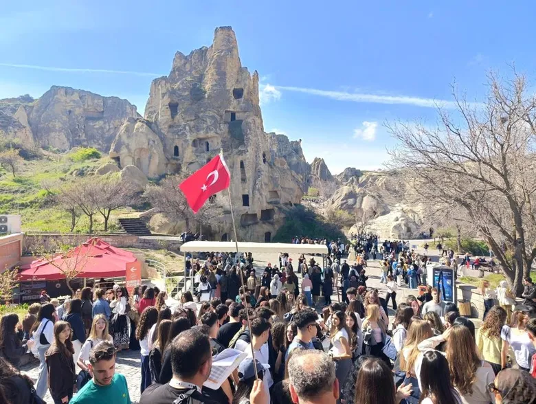 izmir-farkini-ortaya-koydu-rekorun-adresi-izmir-oldu-milyonlarca-turist-buraya-akin-etti-1790674155735.png