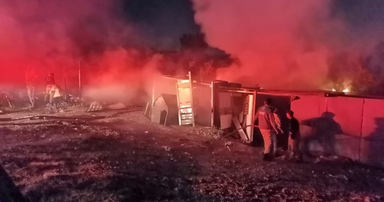 İzmir’de gece saatlerinde korkutan yangın! 4 baraka kullanılamaz hale geldi