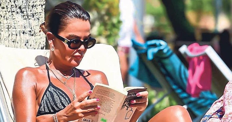 Hem güneşlendi hem kitap okudu