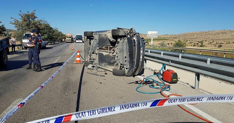 Otomobil traktöre çarpıp yan döndü: 1 ölü, 1 yaralı