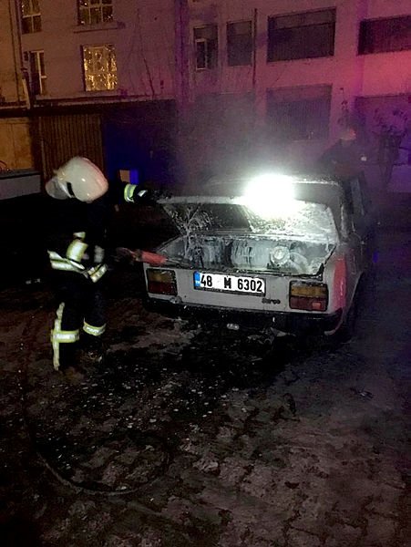 Muğla bir otomobil park halindeyken yandı! İçindeki kişi feci şekilde can verdi