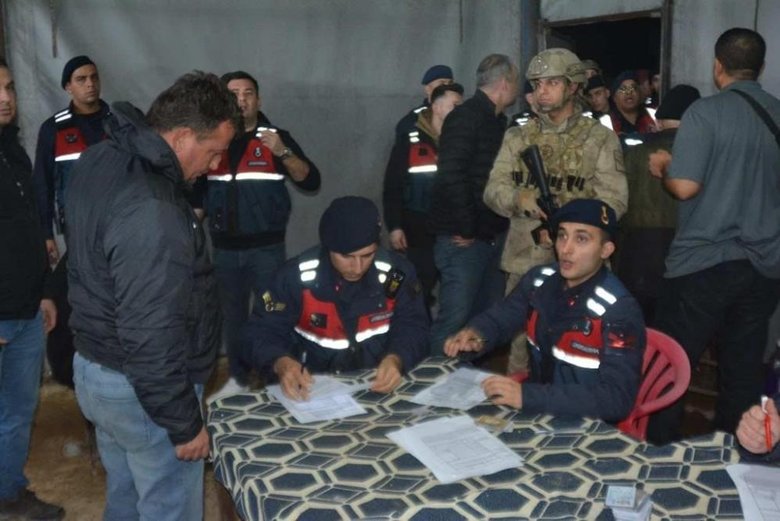 İzmir’de horoz dövüşü baskını! Jandarmadan 96 kişiye para cezası