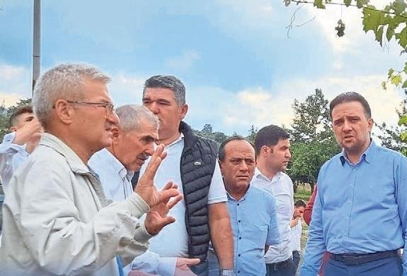 Hükümet sahada muhalefet ise makamında