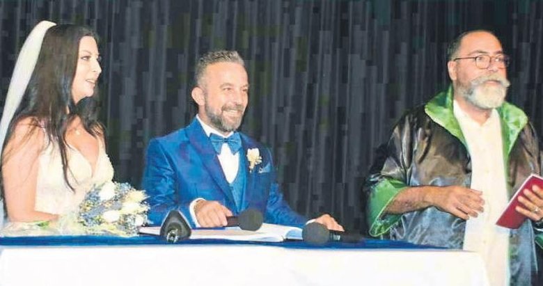 Şen ve Kavrukkoca çifti tiyatro sahnesinde evlendi