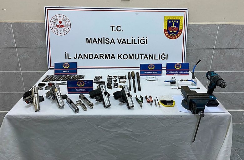 Manisa’da silah tacirlerine operasyon!