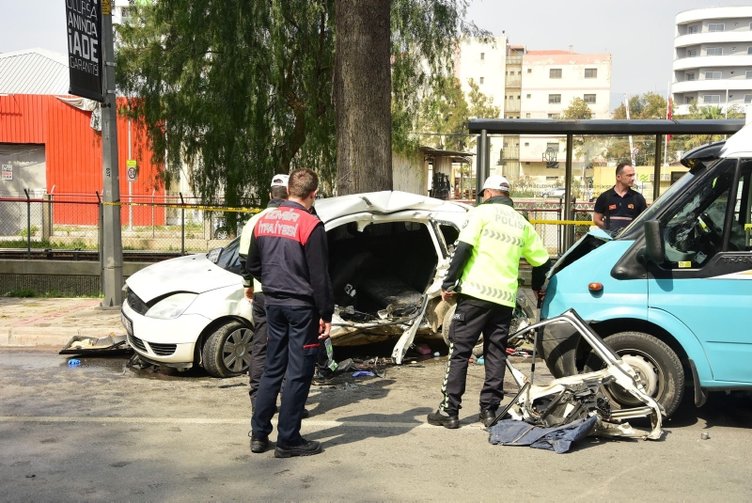İzmir’de feci kaza! Minibüs ve otomobil çarpıştı