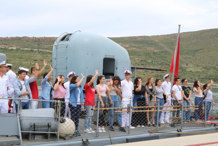 Foça’da tatbikata katılan askeri gemiler ziyarete açıldı