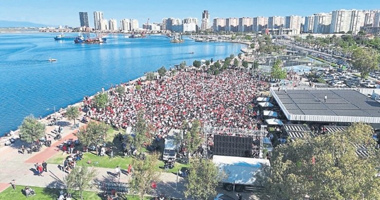 Türkiye meydanlara aktı