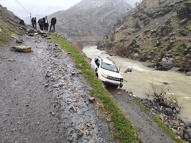 Ölüme ramak kala...Otomobil uçuruma uçtu, 2 yaralı!
