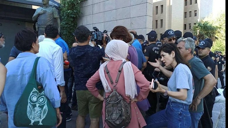 İzmir Adliyesi’nde hareketli anlar! Binaya silahla girmeye çalıştı