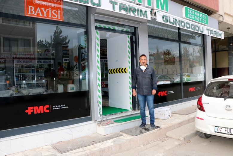 Koronavirüsten korunmak için seyyar dezenfektan kabini yaptırdı