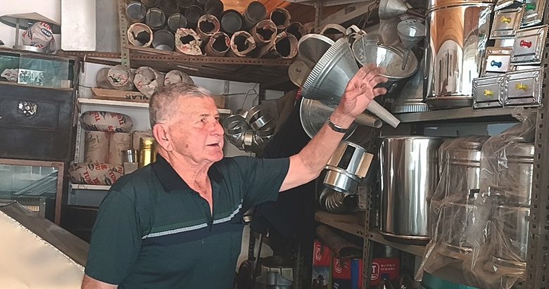 Gelişen teknolojiye karşı mesleğini ayakta tutmaya çalışıyor! 6 Şubat depreminden sonra prefabrik dükkanda mesleğine devam ediyor