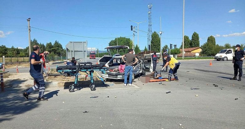 Gediz’de ihbara giden polis otosu otomobille çarpıştı: 5 yaralı