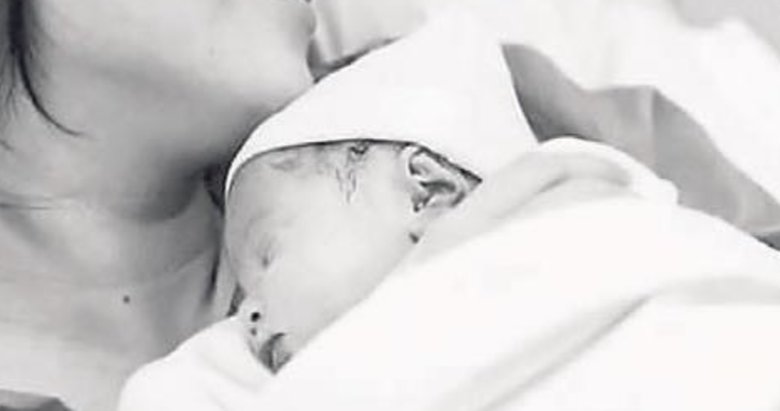 Hazal Kaya kızının yüzünü gösterdi