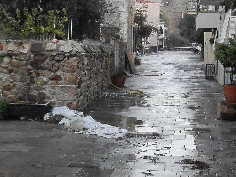 İzmir Foça’da tarihi taş evler sular altında! Sebebi ise yükseltilen yol