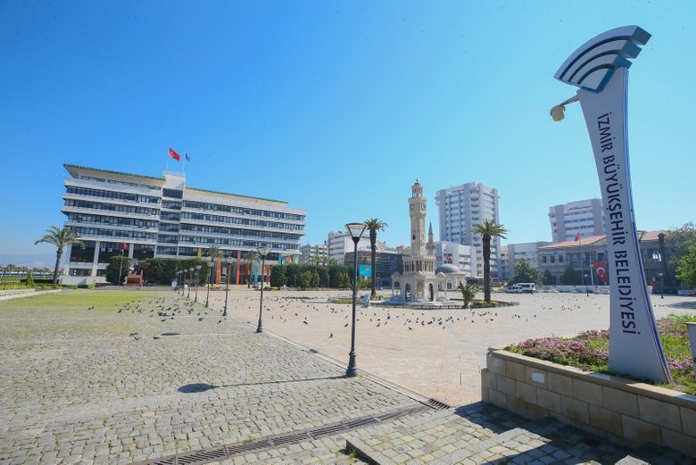 izmir-buyuksehir-belediyesi-iscileri-is-birakti-1781520387204.jpg