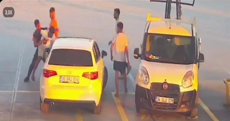 Akaryakıt istasyonunda tekme tokat kavga: O anlar kameraya yansıdı
