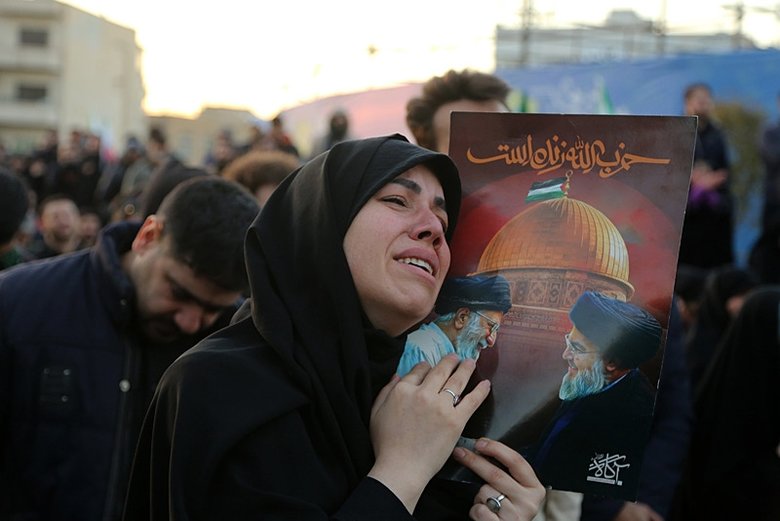 iranda-hamaneyin-olumunun-ardindan-gosteriler-duzenlendi-1772348328015.jpg