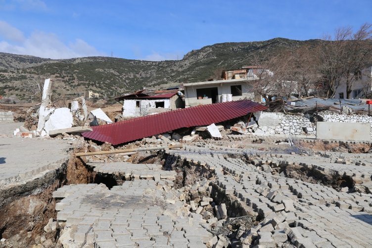 İzmir’de toprak kayması sonucu 12 ev tahliye edildi