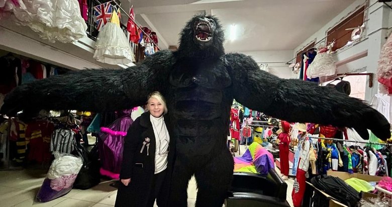 İzmir sokaklarındaki devasa goril şaşkına çevirdi