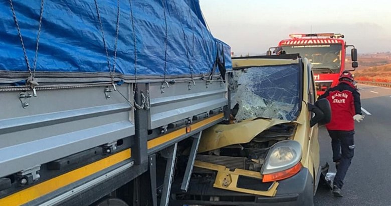 İstanbul-İzmir Otoyolu’nda minibüs tıra çarptı! 3 yaralı