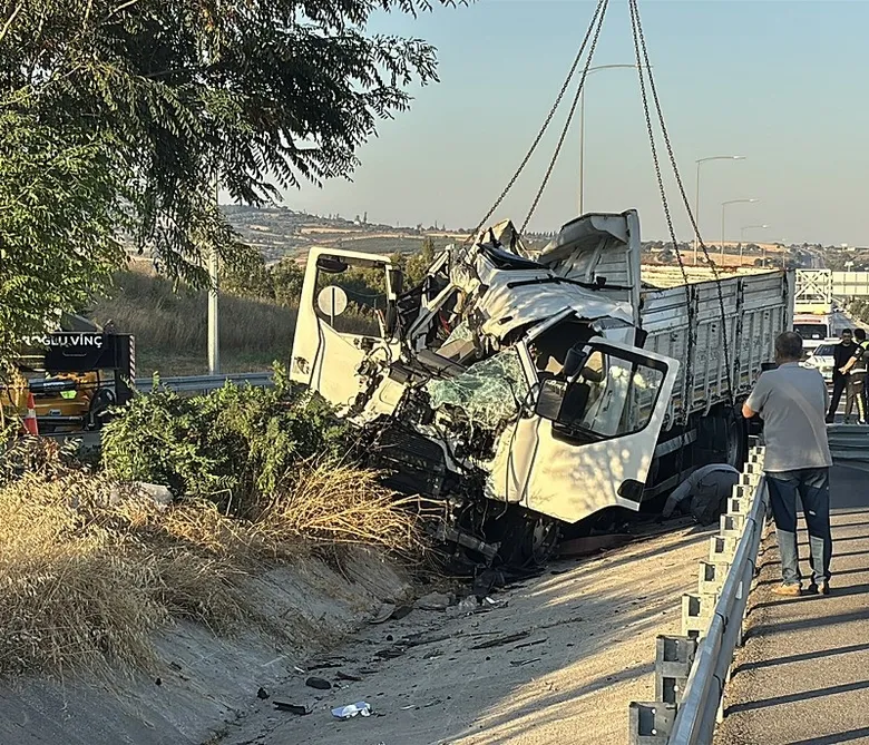 Çanakkale’de feci kaza! Kamyon, bariyerlere çarptı: 2 ölü