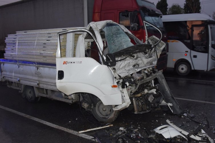 Tıra çarpan kamyonetin sürücüsü öldü