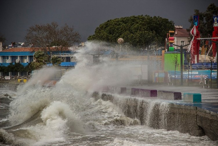 Kuzey Ege’de lodos hayatı felç etti