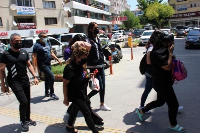 Kuşadası’nda 3 milyon liralık dolandırıcılık yapan sahte polisler yakalandı