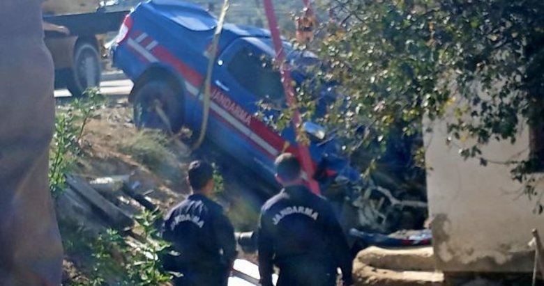 İzmir’de feci kaza! Jandarma aracıyla otomobil çarpıştı: 1’i ağır 4 yaralı