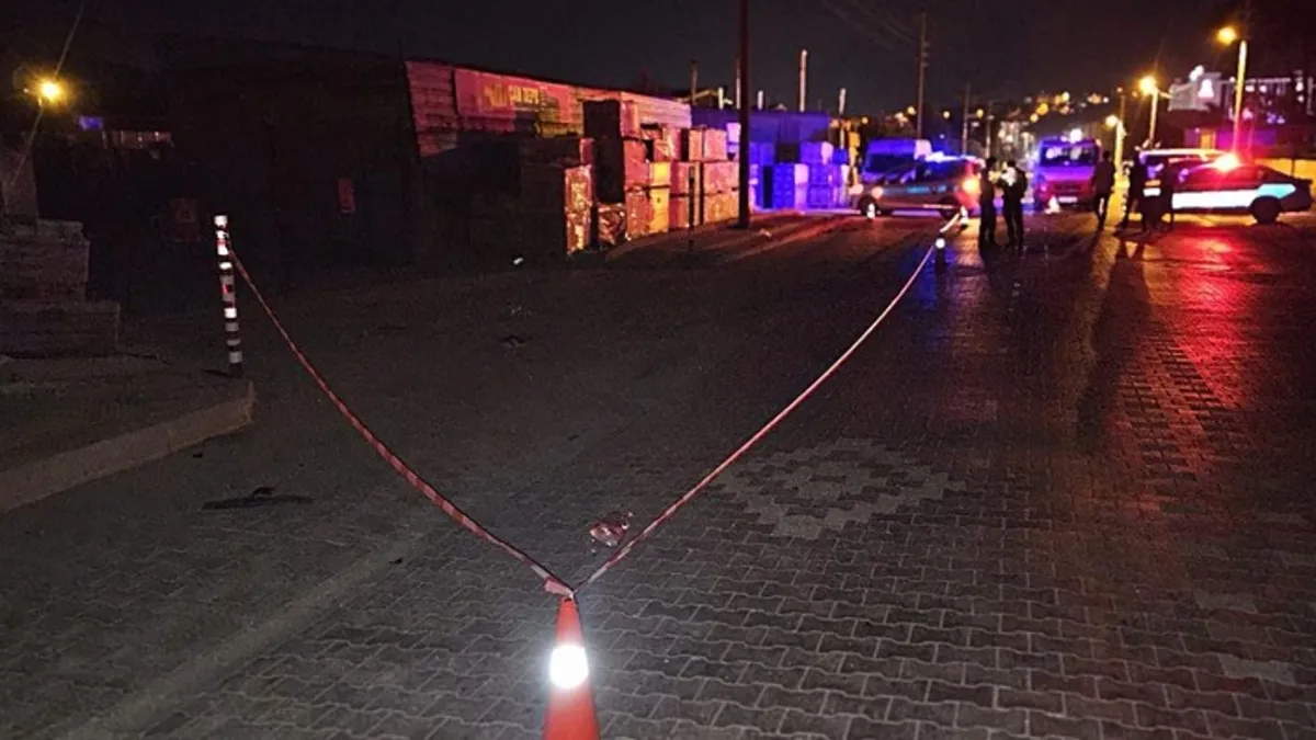 Çanakkale'de feci olay! Yolun karşısına geçmeye çalışan aileye otomobil çarptı: 1 ölü, 4 yaralı