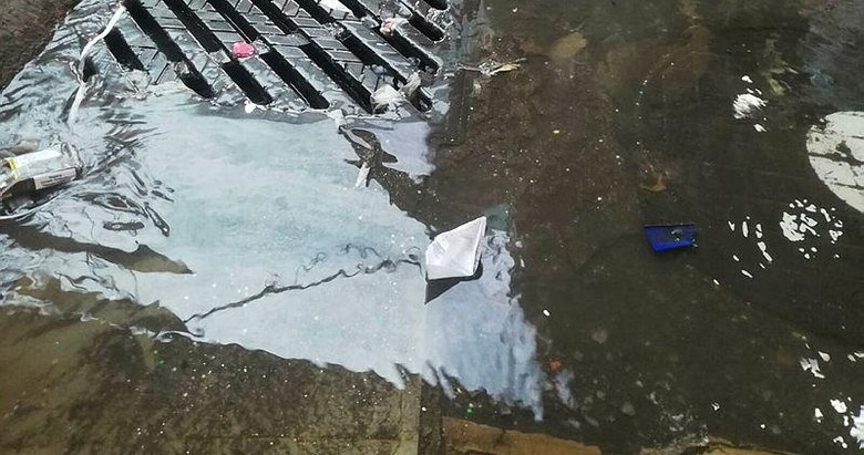 Kemeraltı Çarşısı’nda hep aynı çile! Esnaf tepkisini kağıttan gemi yüzdürerek gösterdi