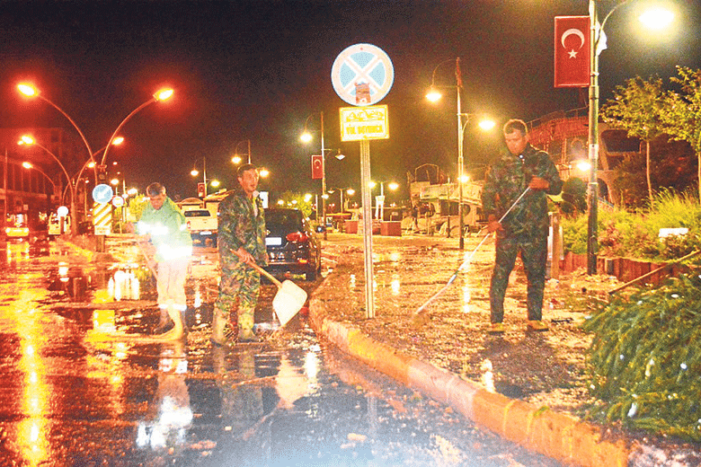 Her yer fırtına yağmur