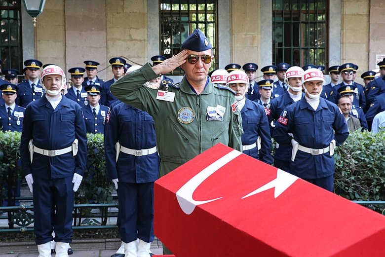 Kahraman pilotlar gözyaşlarıyla uğurlandı