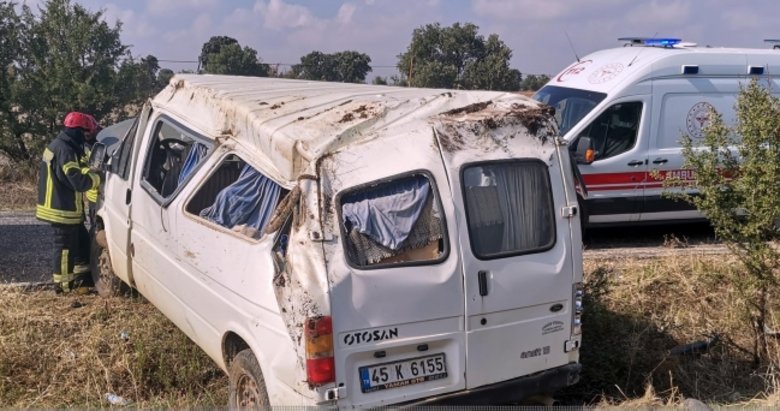 Manisa’da minibüs tarlaya yuvarlandı: 1’i bebek, 5 yaralı