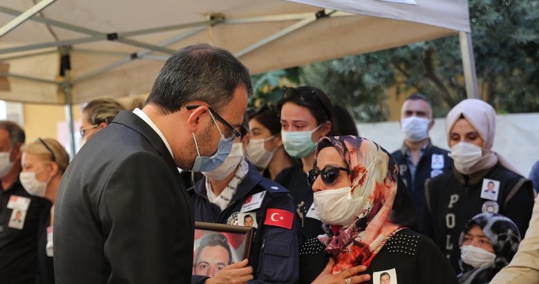 Bakan Kasapoğlu şehit Semih Güzelay’ın ailesine taziye ziyaretinde bulundu