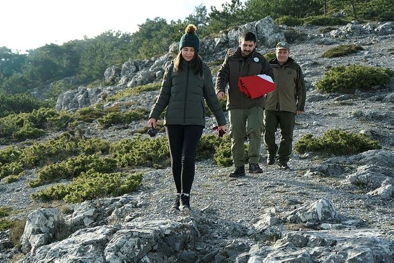 1517 metre rakımlı Spil Dağı zirvesinde kutsal görev! Bunun için gönüllü oluyorlar