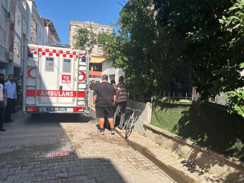 İzmir’de zemin katta çıkan yangın binayı sardı