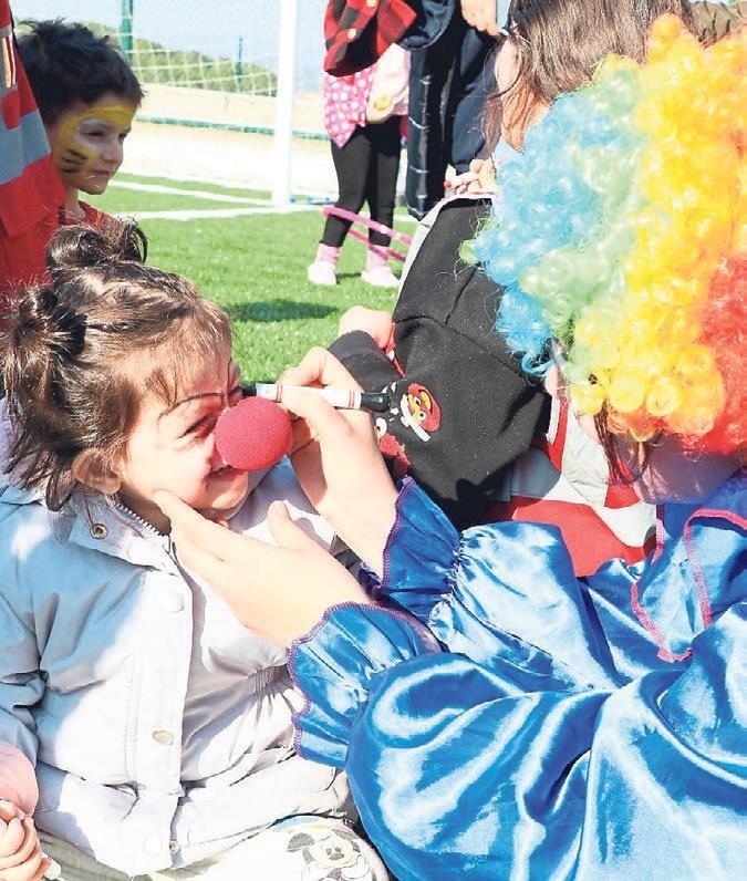 Çocukların yüzündeki bir gülücük için el ele